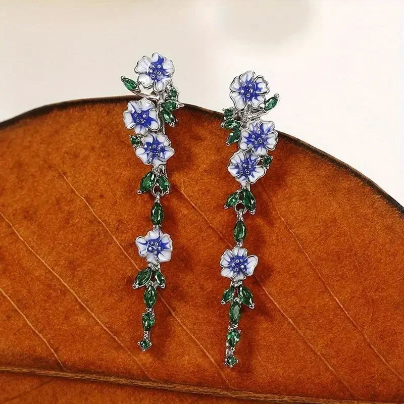 Yara – Hängende Ohrringe mit blauen Blumen