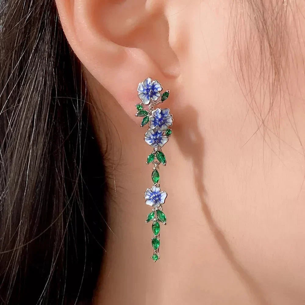Yara – Hängende Ohrringe mit blauen Blumen