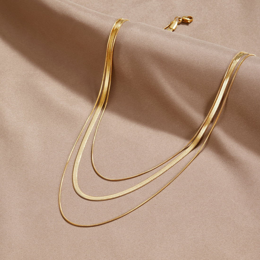 Agot – Mehrschichtige goldene Kettenhalskette