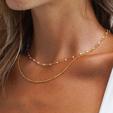 Aveline – Doppelhalskette mit goldenen Perlen und Emaille