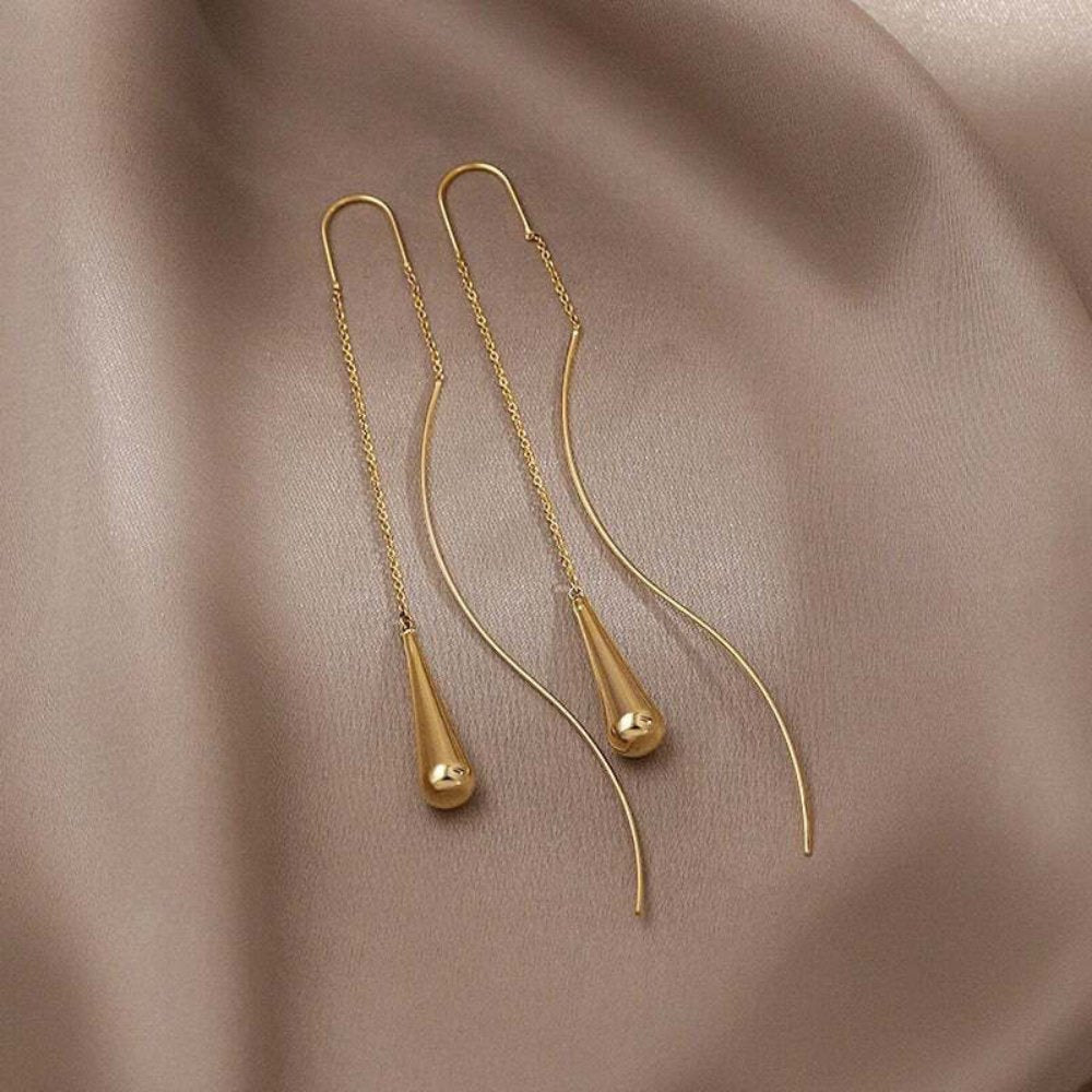 Amaris – Goldene Tropfenohrringe mit Quasten