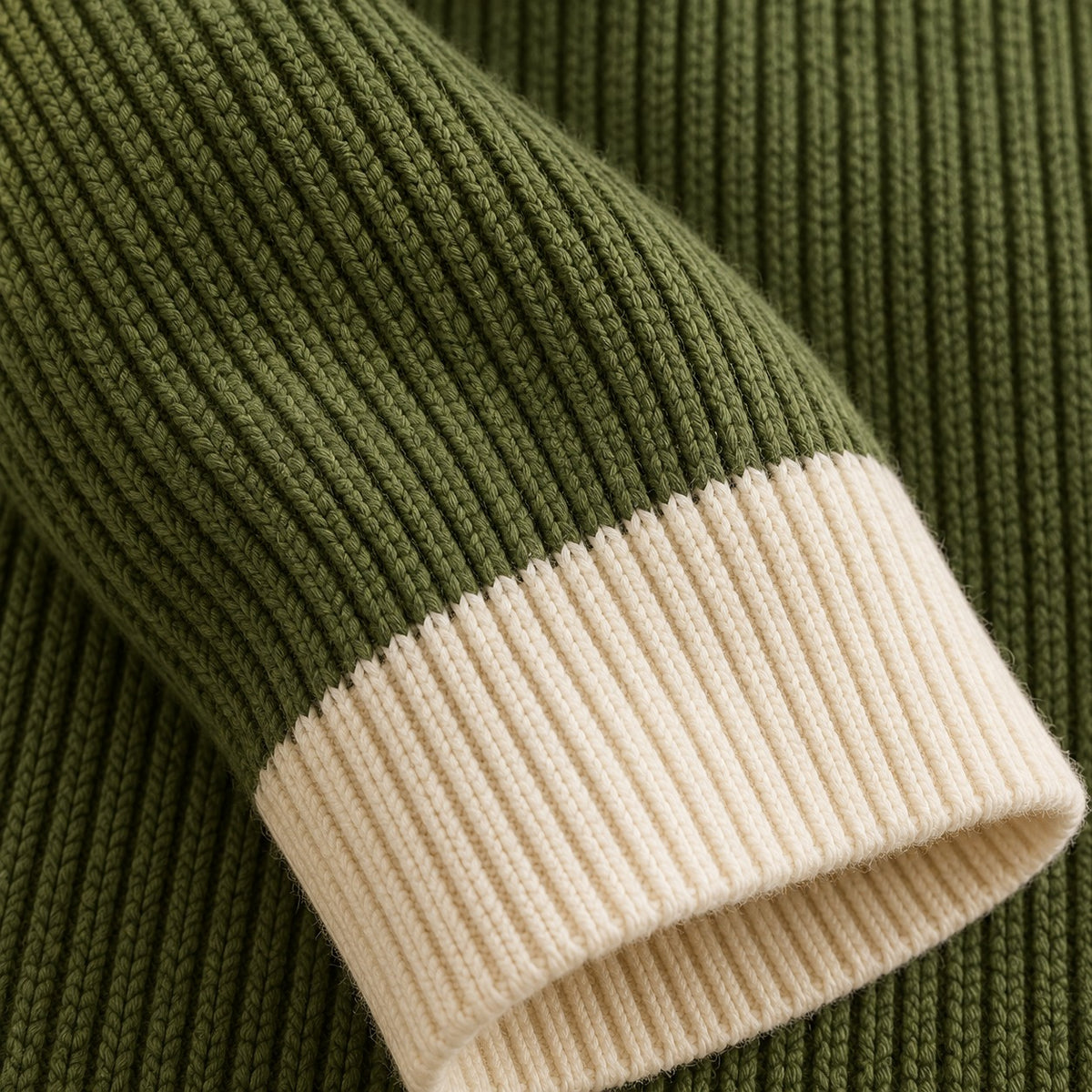 Damentop mit Kapuze, V-Ausschnitt und Reißverschluss, enganliegendes Mini-Kleid