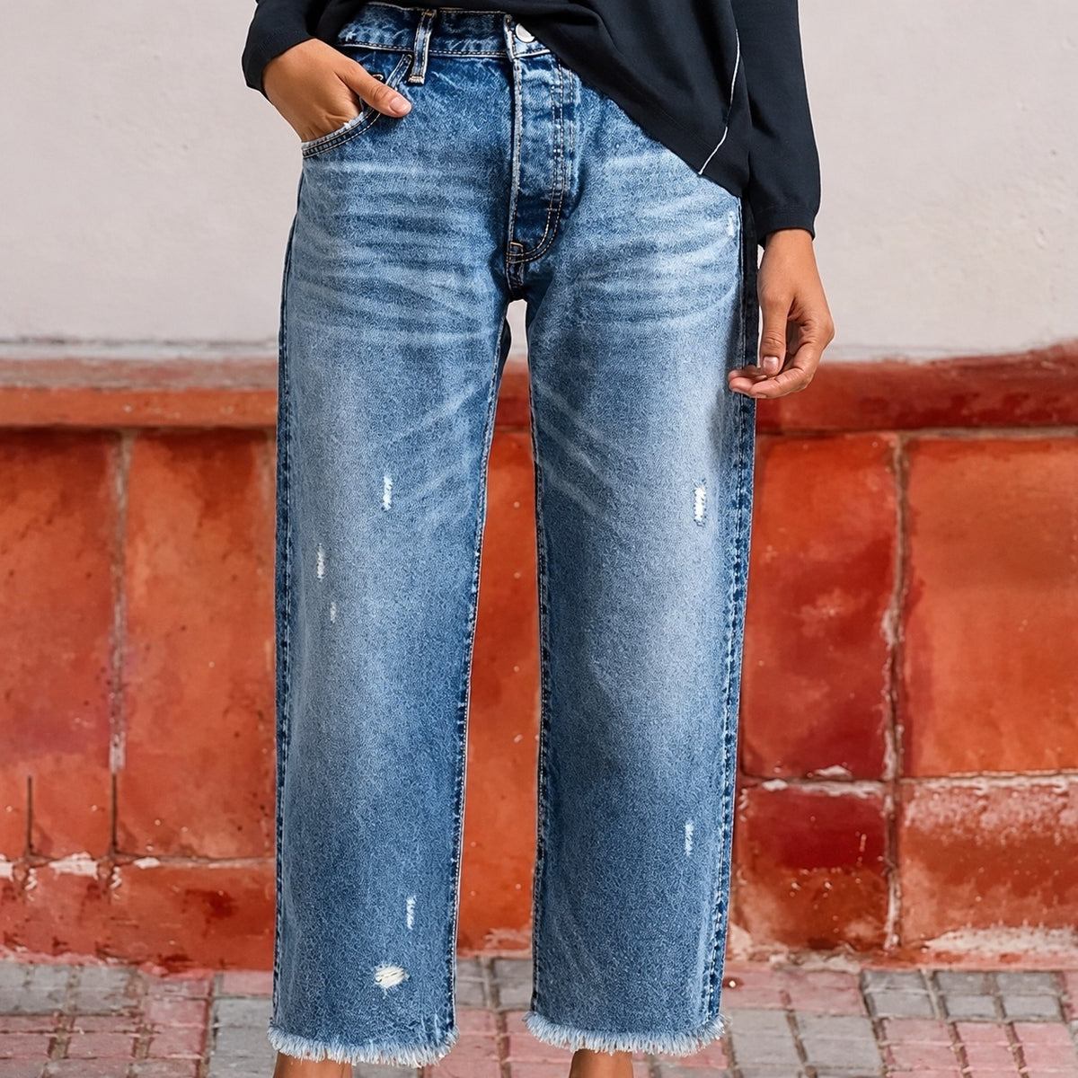 Damentragende Jeans mit geradem Bein, verwaschener Optik, fransiger Saum und lockerer Passform