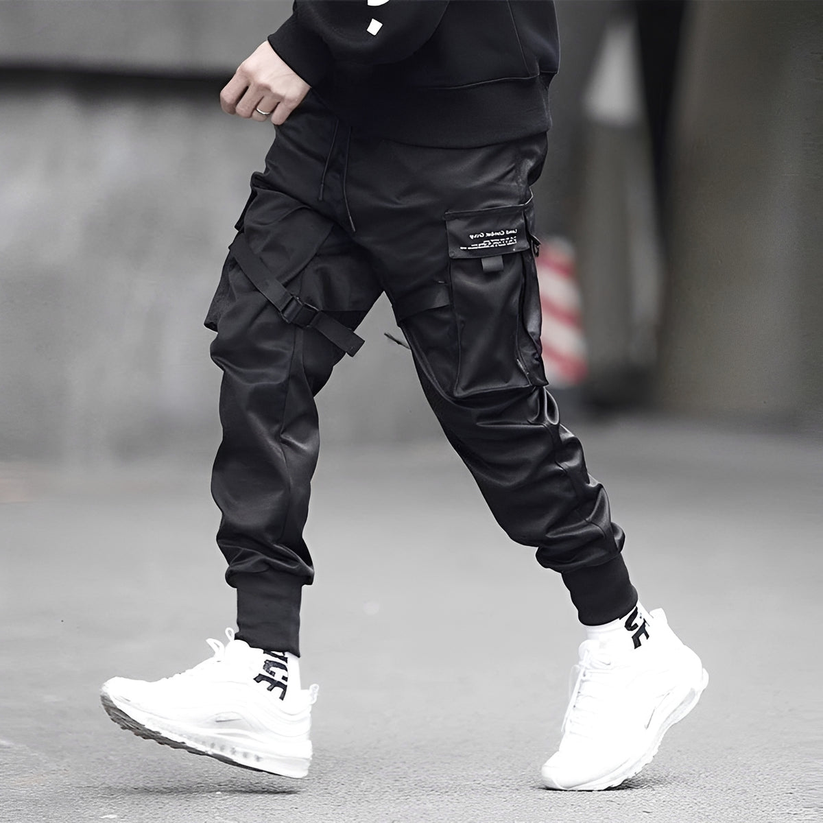 Herren Cargo-Hosen mit Tapered Schnitt, verstellbaren Trägern und Mehrfachtaschen