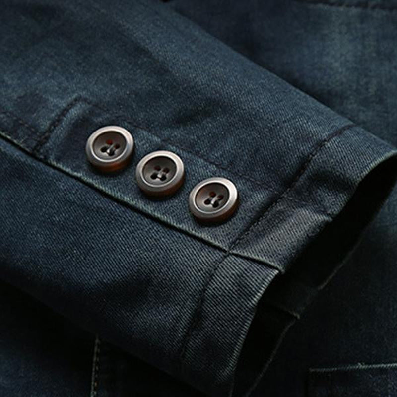 Herrenjacket mit tailliertem Schnitt, Knopfleiste und modernen Revers