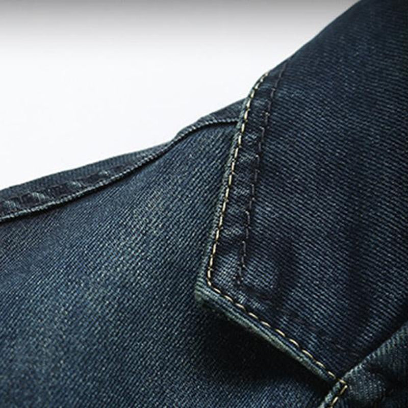 Herrenjacket mit tailliertem Schnitt, Knopfleiste und modernen Revers
