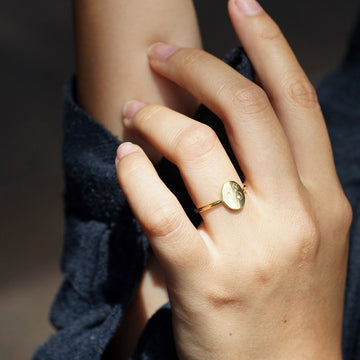 Blumen-Geburtsring - Zarter personalisierter Ring
