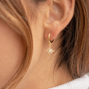 Opal Starburst Huggie-Ohrringe - Zirkonia-Stern-Ohrringe