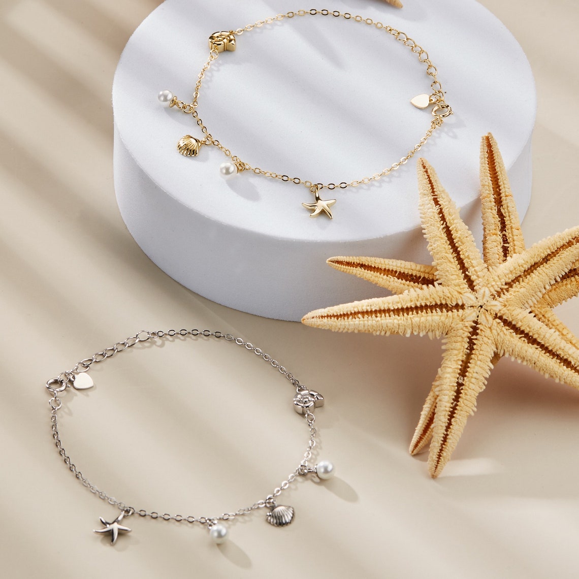 Armband mit Muschel- und Seesternanhänger