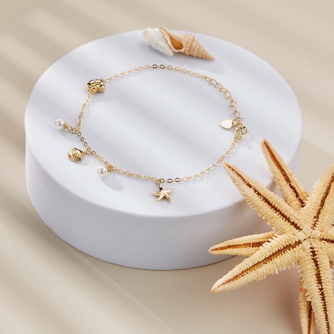 Armband mit Muschel- und Seesternanhänger