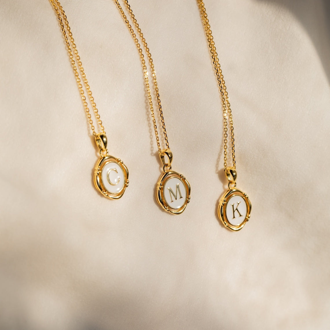Halskette mit Anhänger aus Initialen - Halskette aus weißem Emaille und Gold