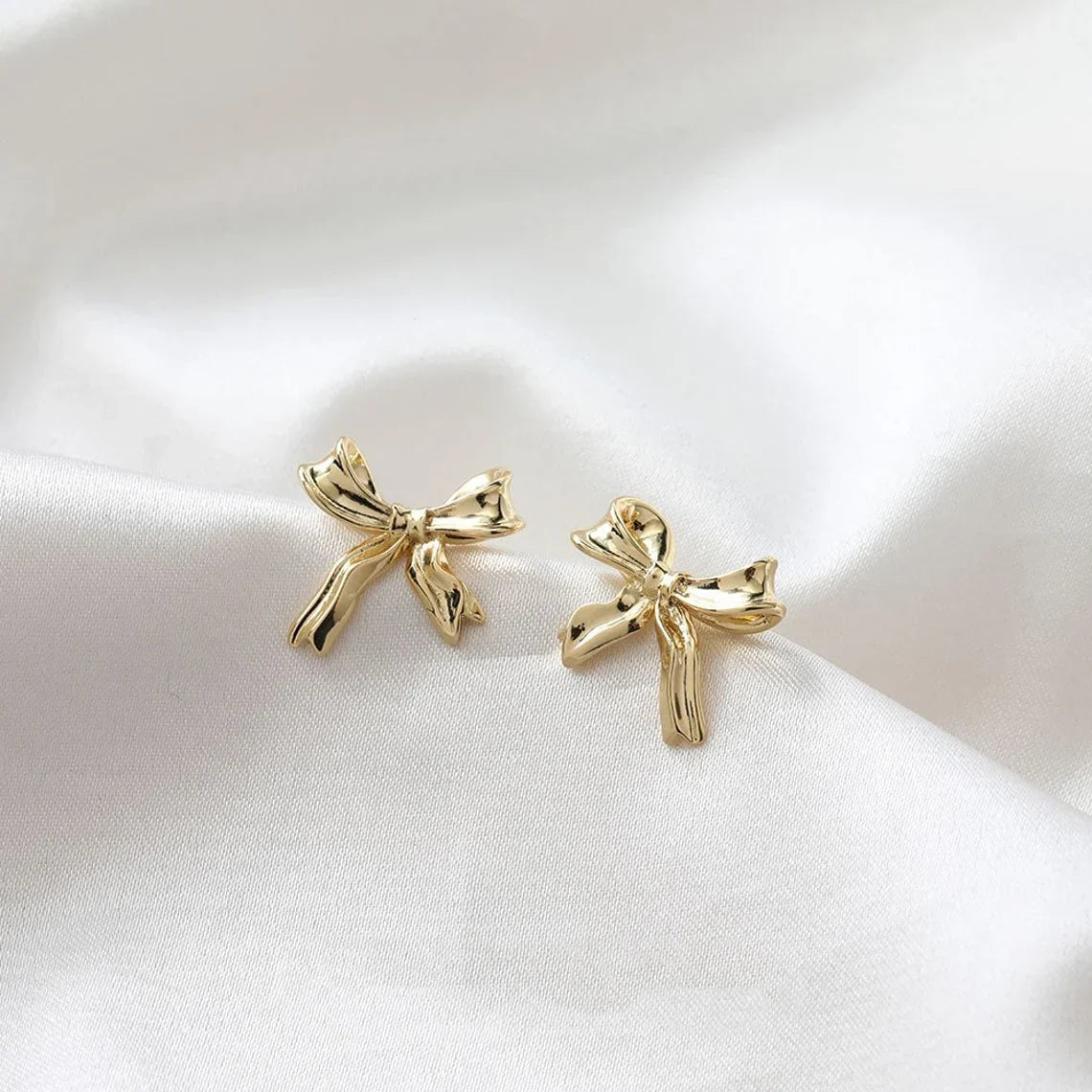Weißgoldene Ohrringe mit Schleife - Knopfohrringe mit Schleifenmuster