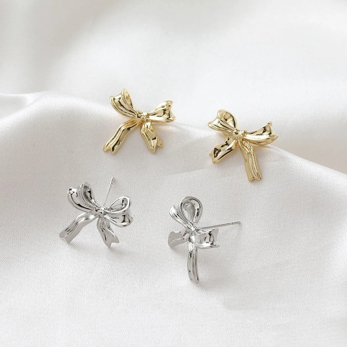 Weißgoldene Ohrringe mit Schleife - Knopfohrringe mit Schleifenmuster