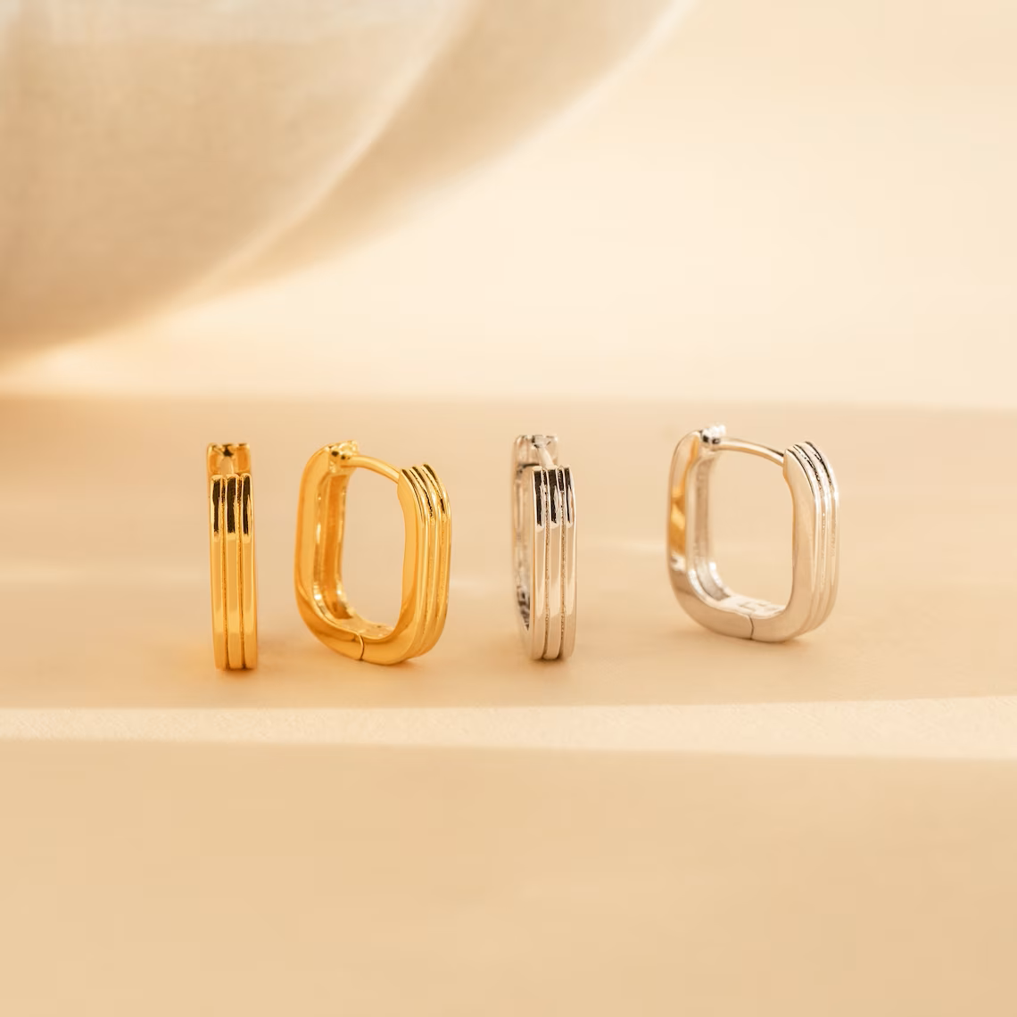 Ohrringe mit rechteckigen gerippten Gliedern - Minimalistische Huggie-Ohrringe
