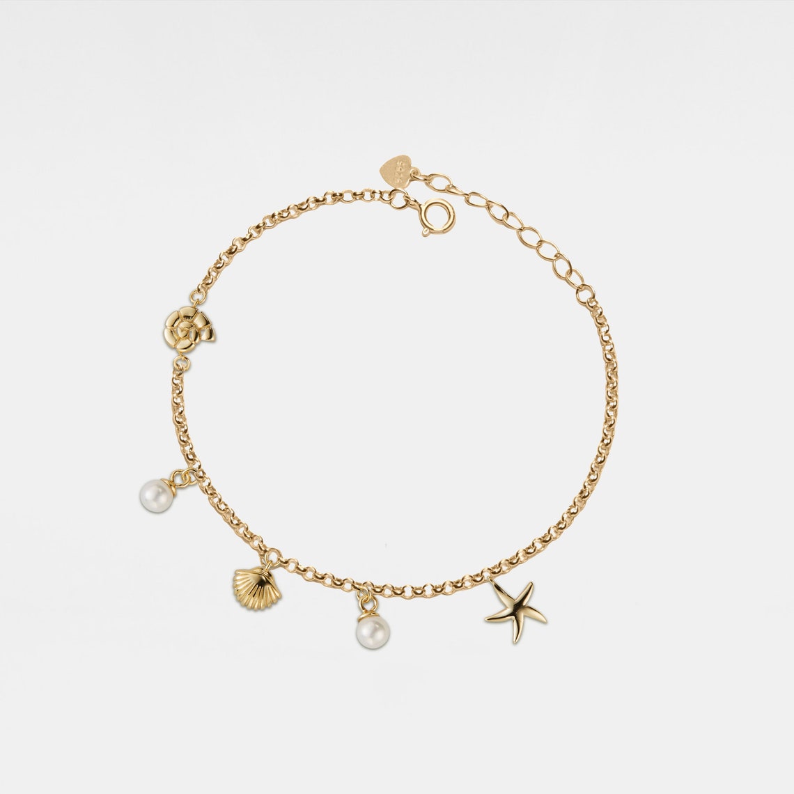 Armband mit Muschel- und Seesternanhänger