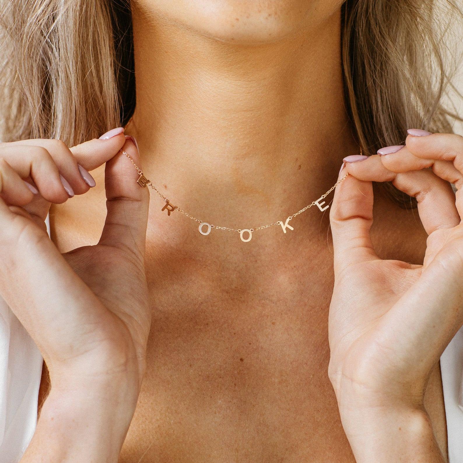 Namenshalsband mit Buchstaben - Personalisierbares Namenshalsband