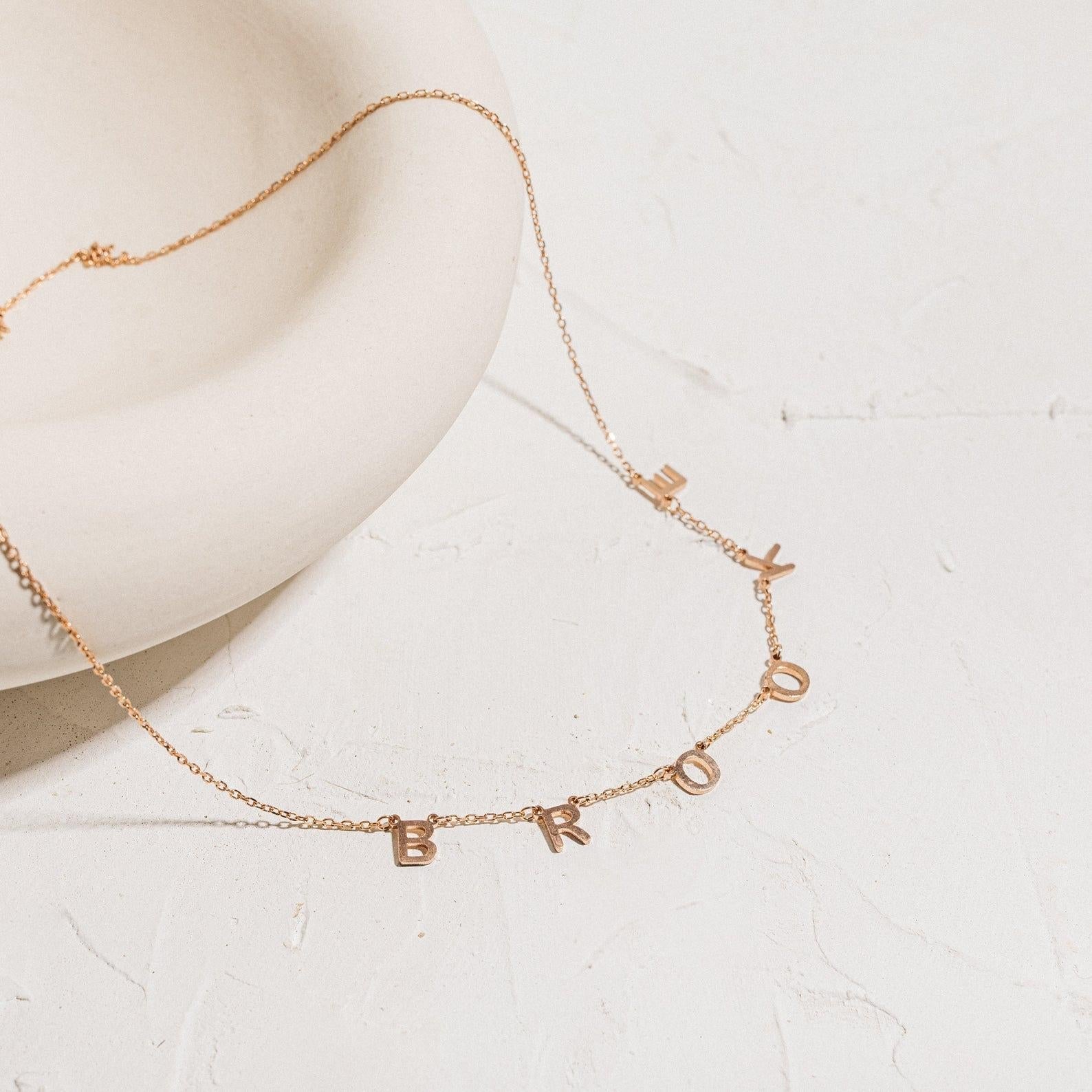 Namenshalsband mit Buchstaben - Personalisierbares Namenshalsband