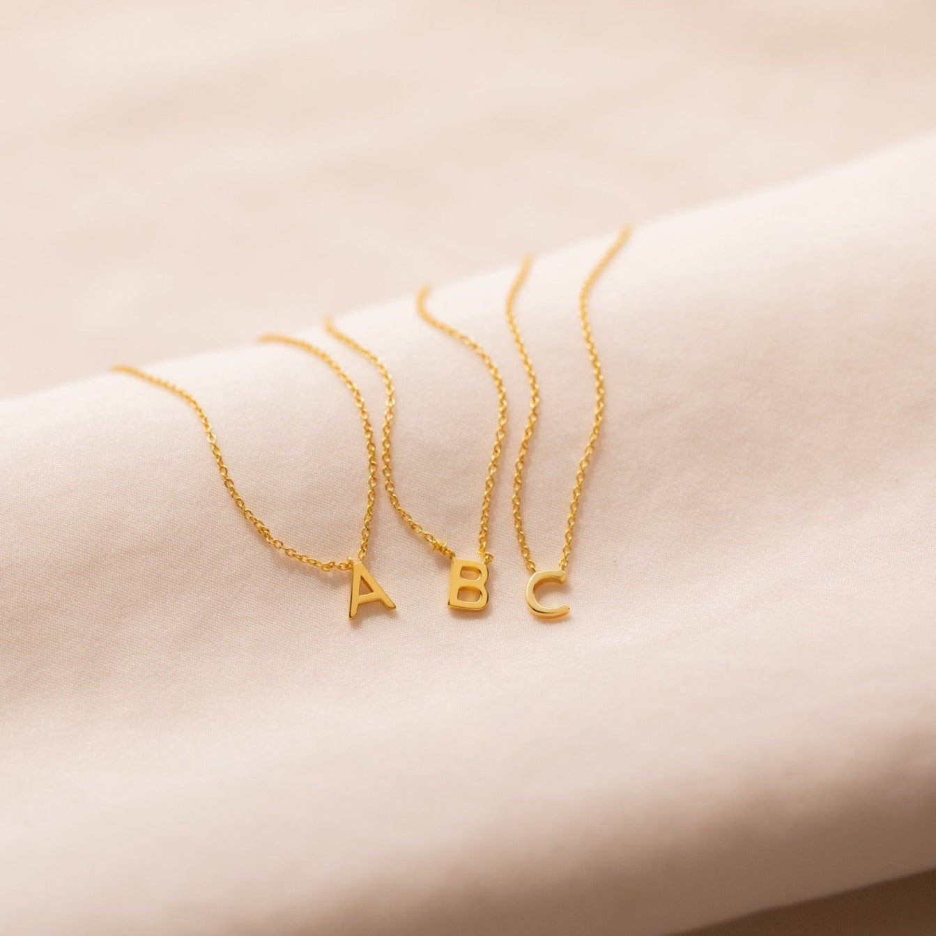 Jasmine – Zarte Halskette mit personalisiertem Anfangsbuchstaben