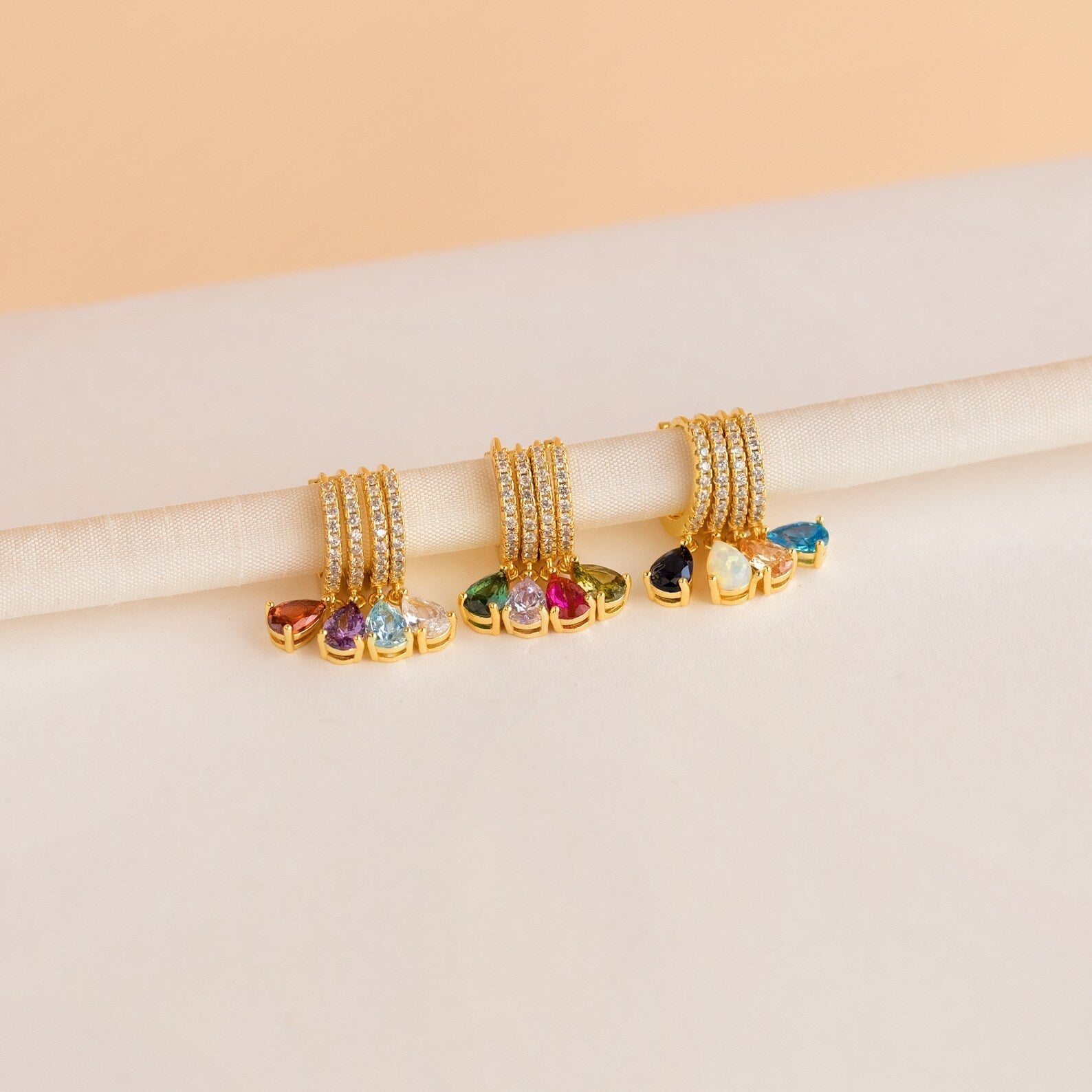 Huggie-Ohrringe mit Geburtsstein - Strass-Ohrringe
