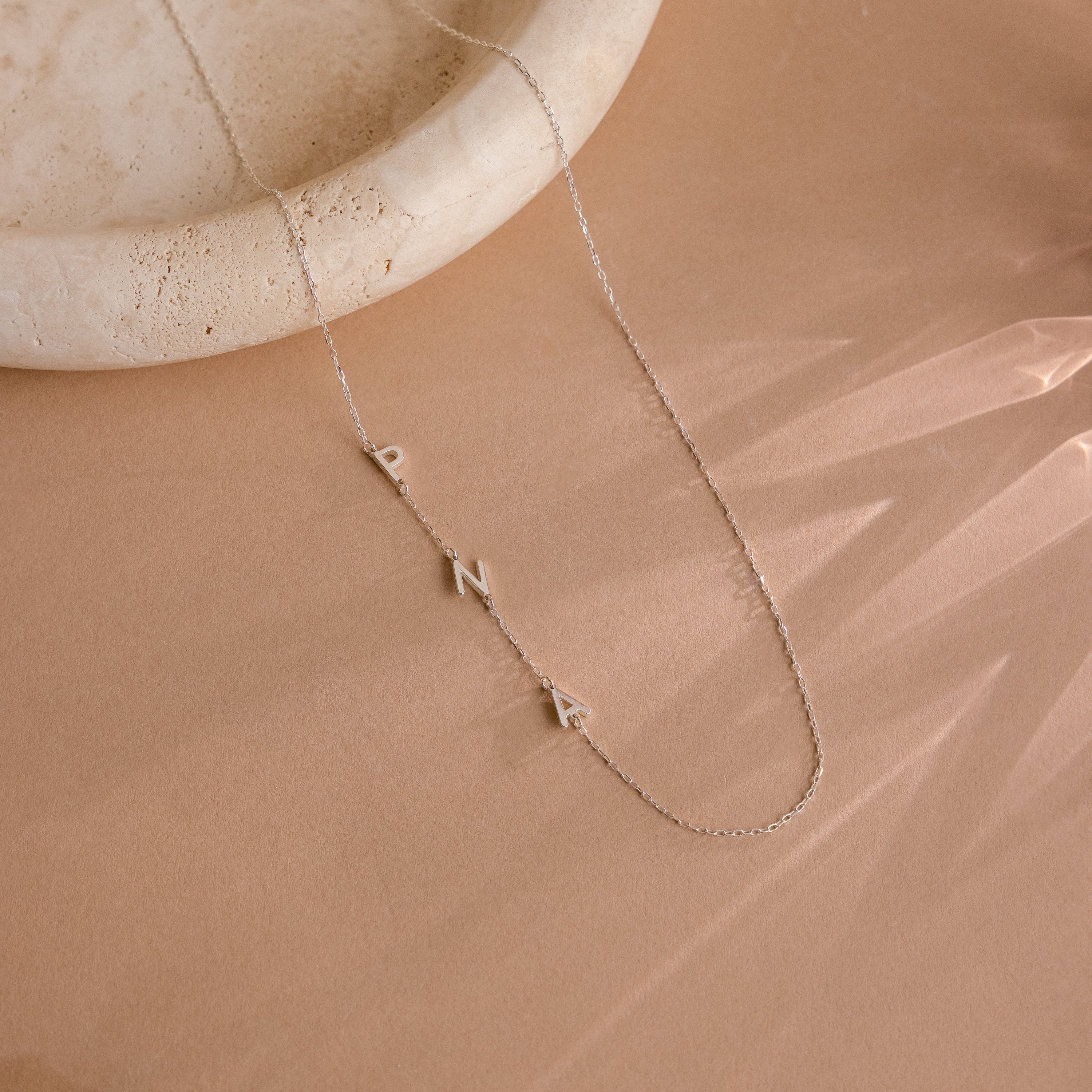 Halsband mit seitlichen Initialen - Einzelbuchstaben-Halsband