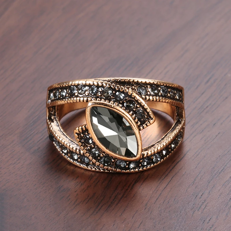 Amena – Eleganter Ring aus schwarzem Kristall