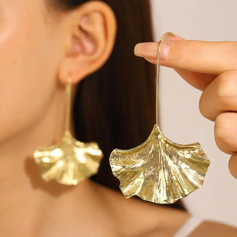Bliss – Vintage-Ohrringe aus goldenen Blütenblättern