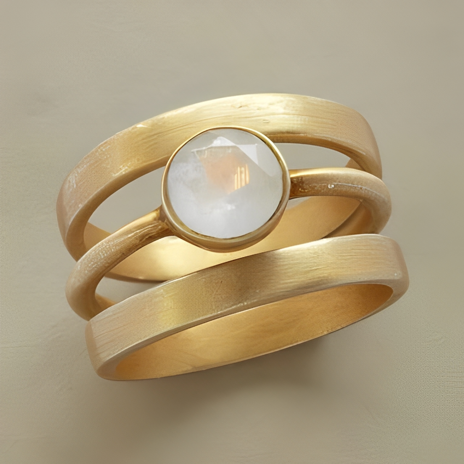 Jaira – Vintage-Goldring mit integrierter Mondstein
