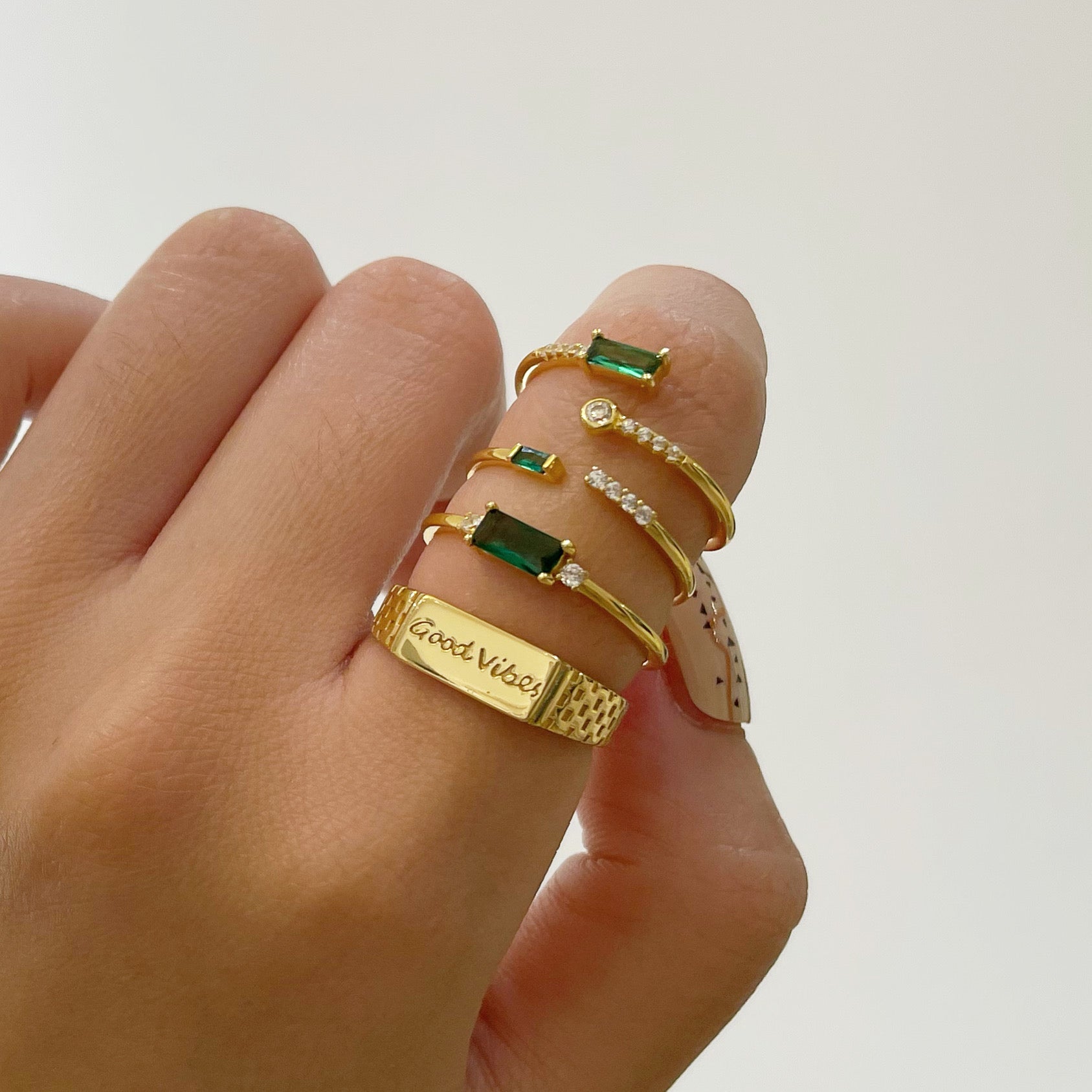 Fen - Weicher Baguette-Ring mit grünem Zirkonia