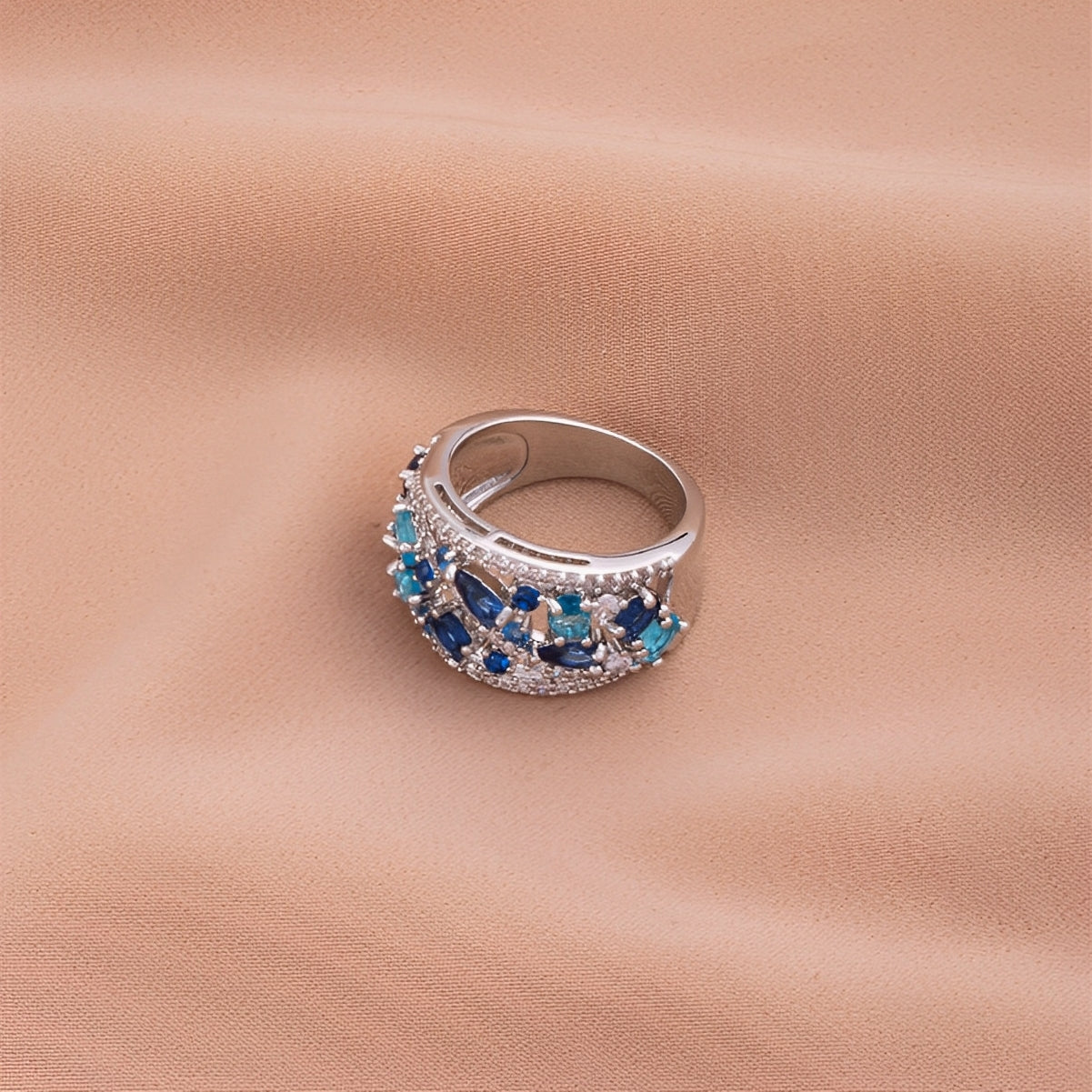Julie – Vintage-Ring mit blauer Zirkonia und goldenen Details