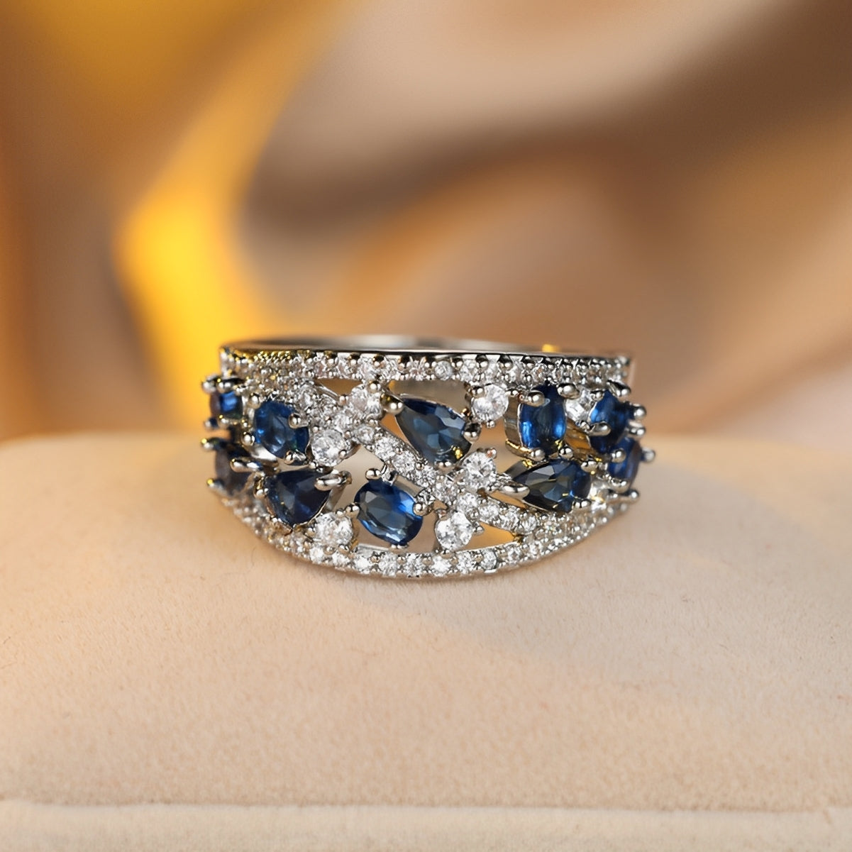 Julie – Vintage-Ring mit blauer Zirkonia und goldenen Details