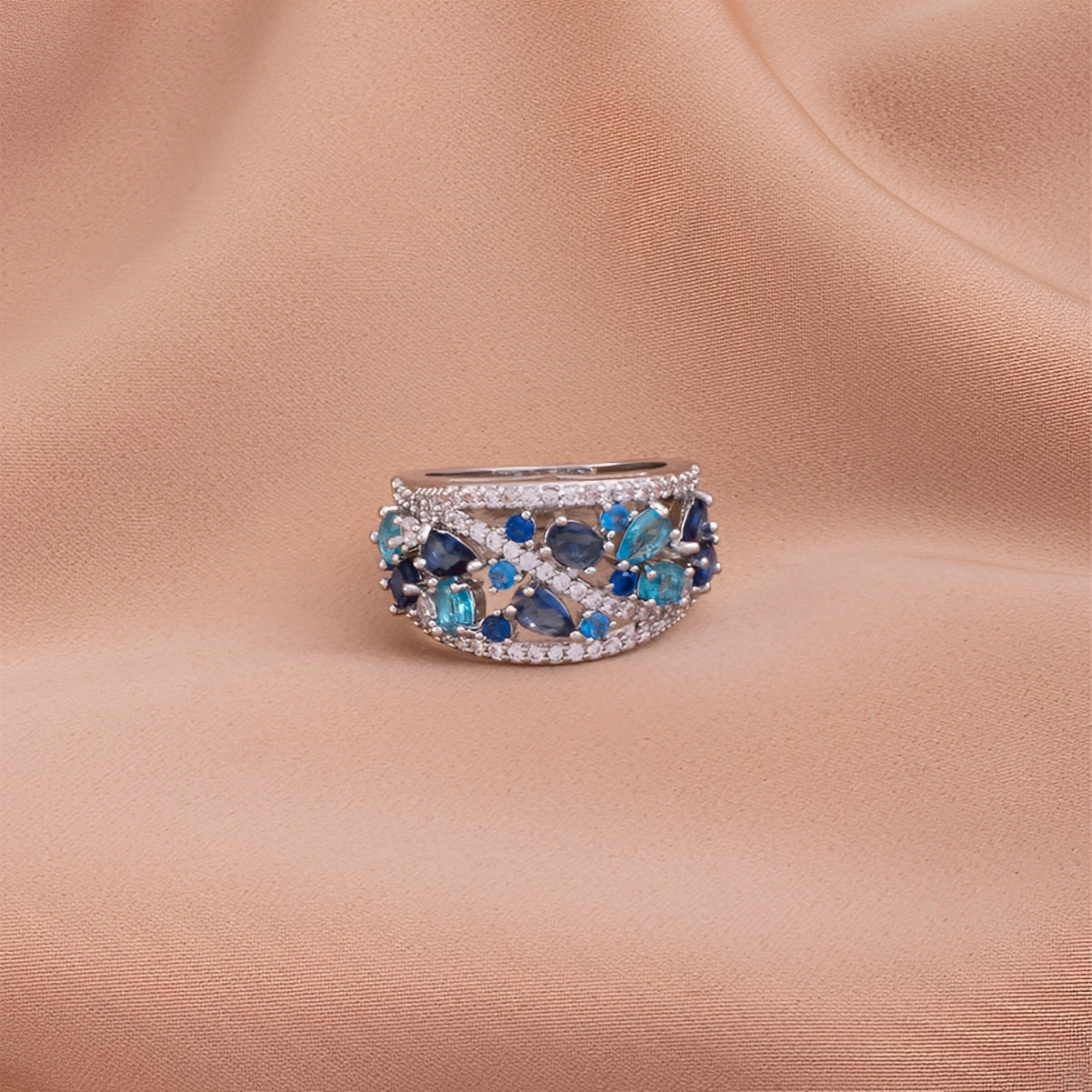 Julie – Vintage-Ring mit blauer Zirkonia und goldenen Details