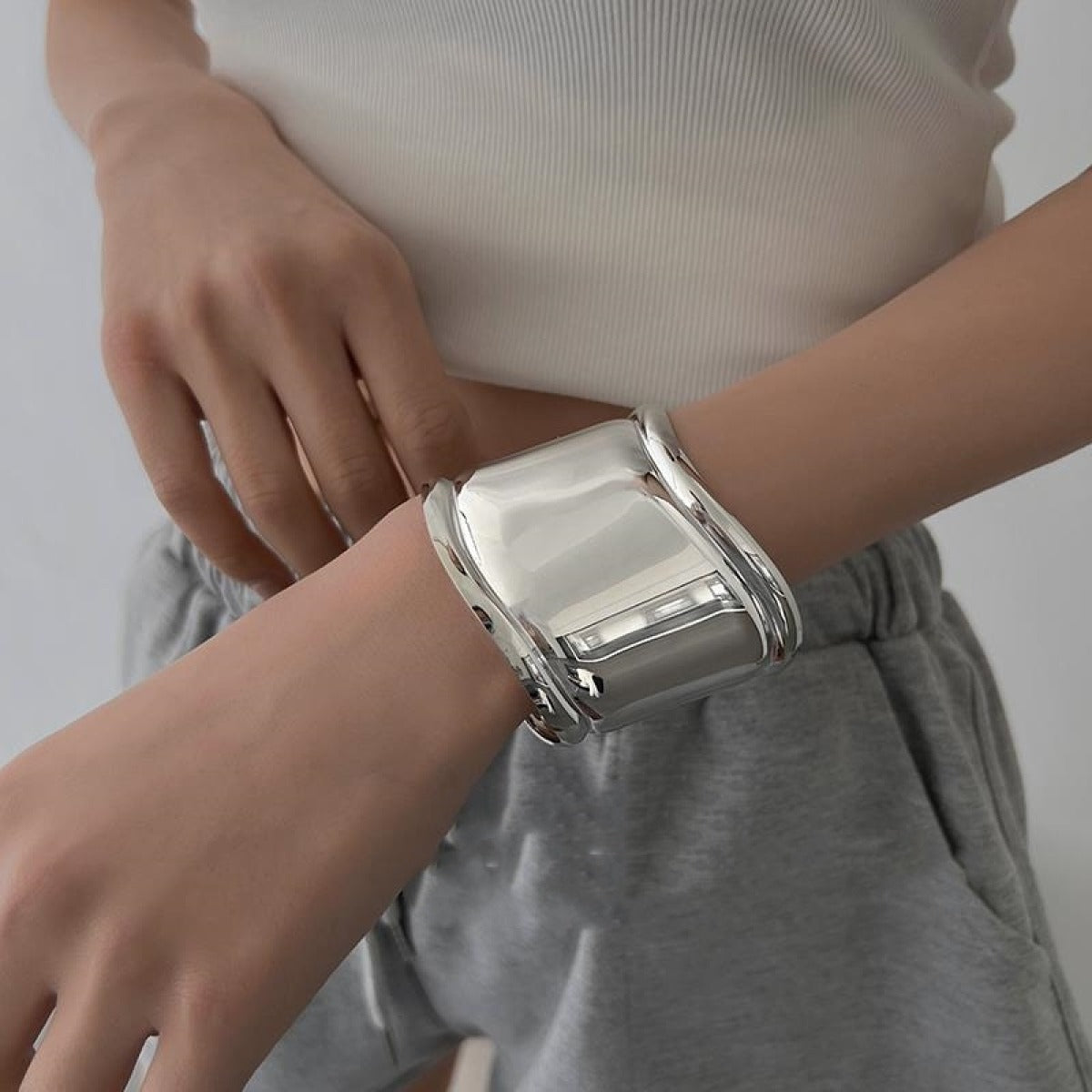 Daria – Breites Metallarmband