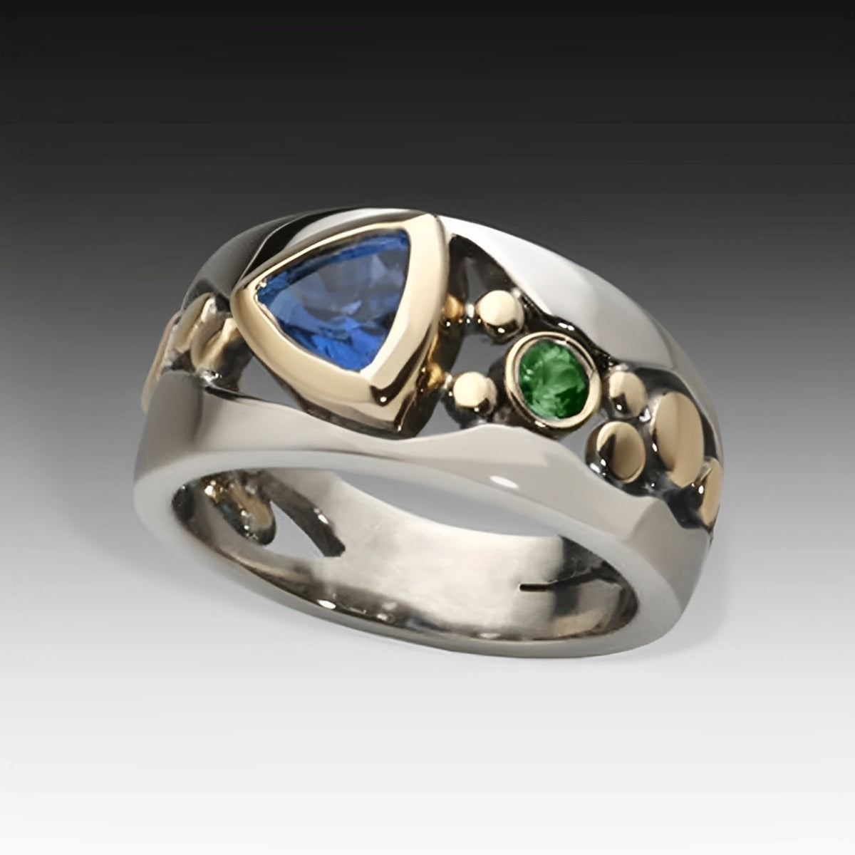 Ricca – Vintage-Ring mit leuchtendem blauen Kristall