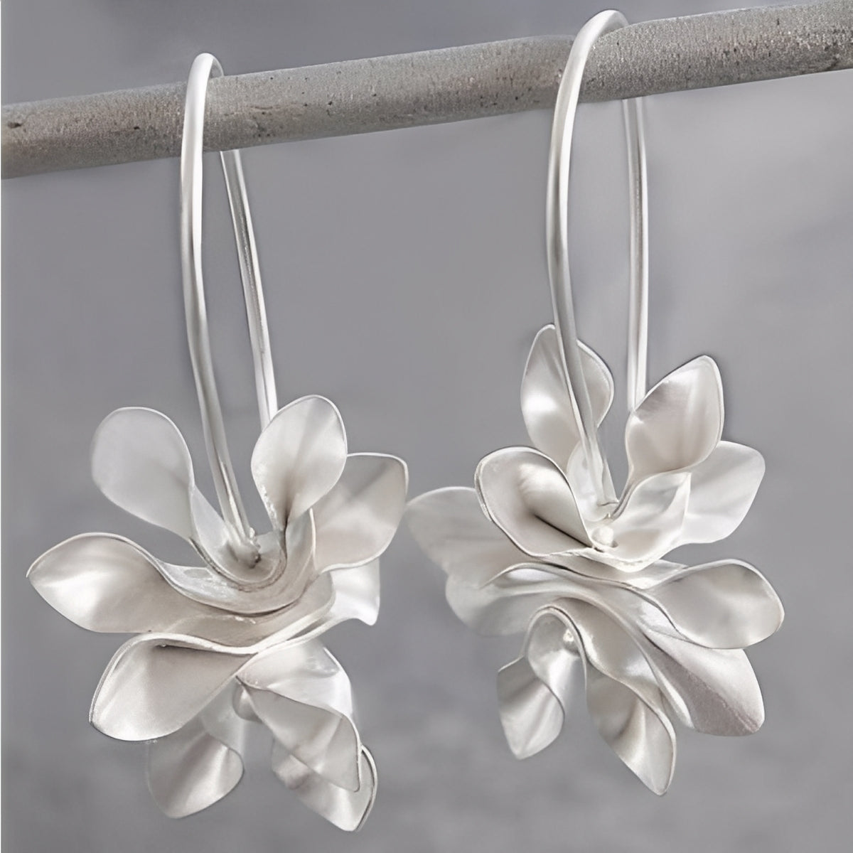 Chary – Vintage Ohrringe mit silbernen Blumen