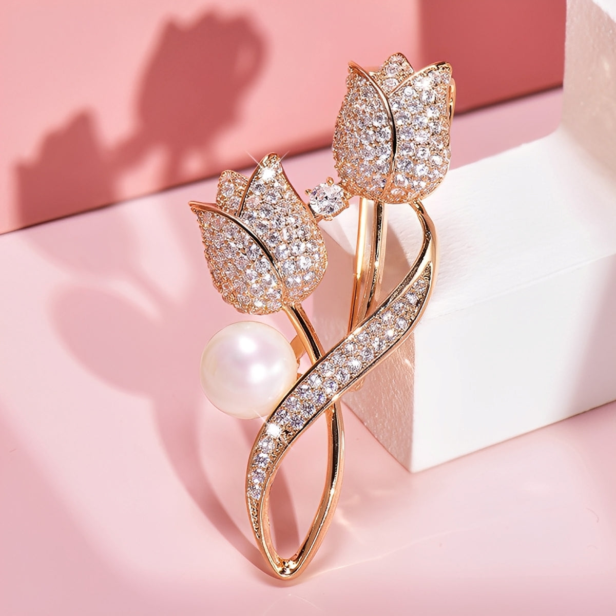 Jackie – Brosche mit goldenem Tulpen und Zirkonia und Perle, Gold