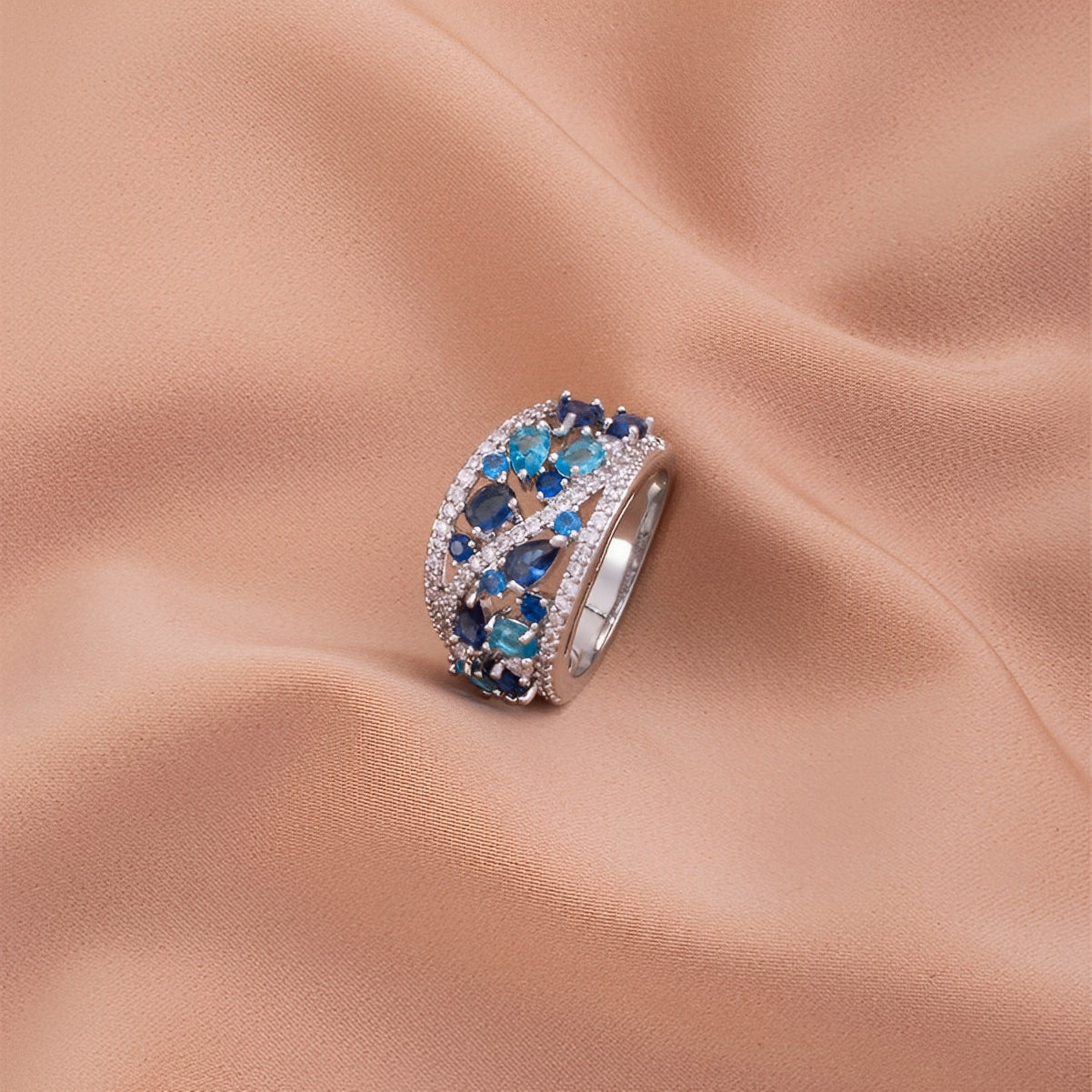 Julie – Vintage-Ring mit blauer Zirkonia und goldenen Details