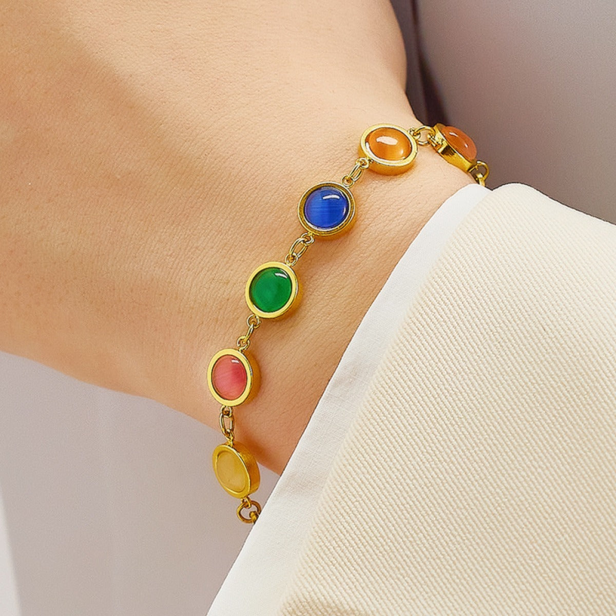 Maisie – Goldene Armband mit farbigem Stein