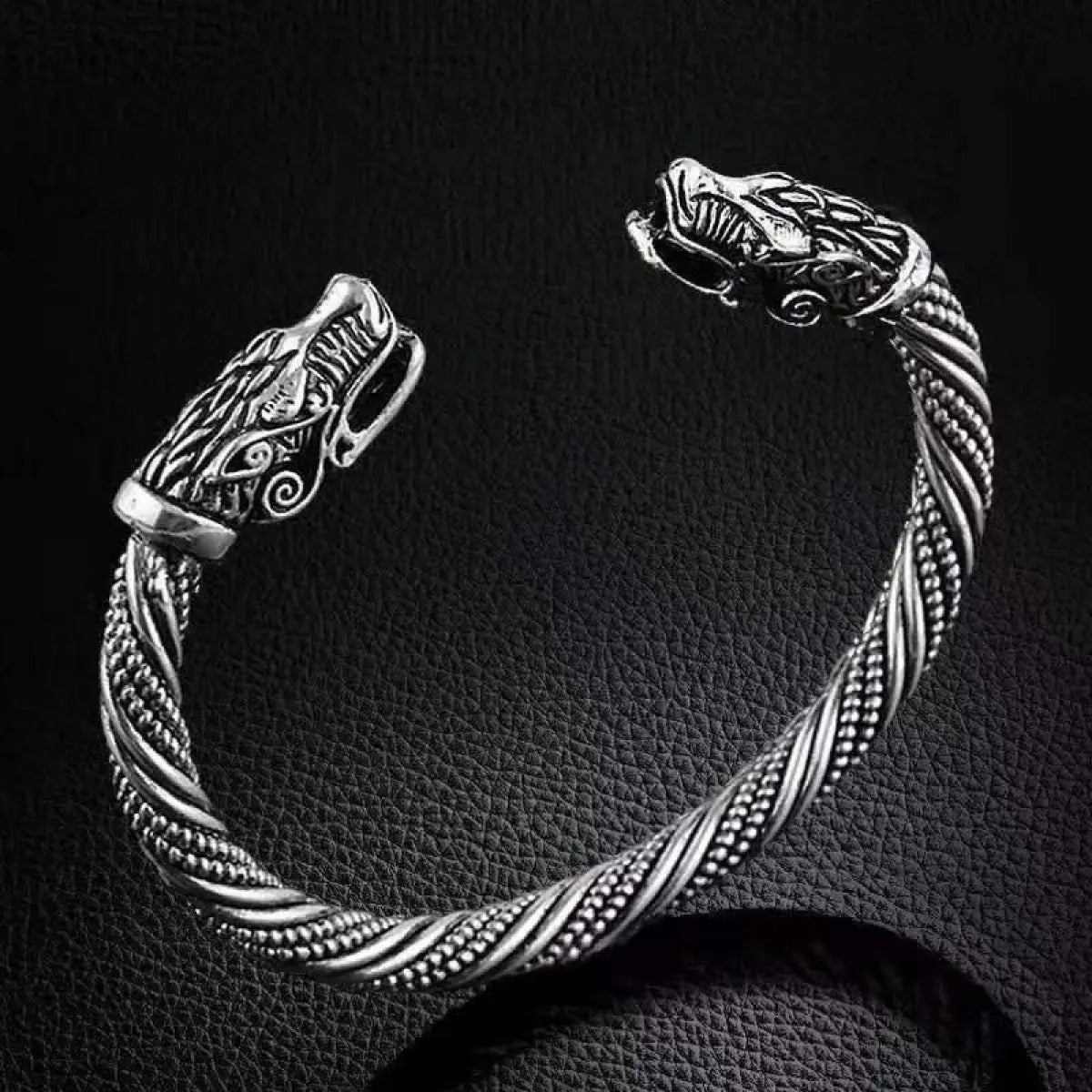 Ragnar – Wikingerarmband im antiken Silberlook für Männer
