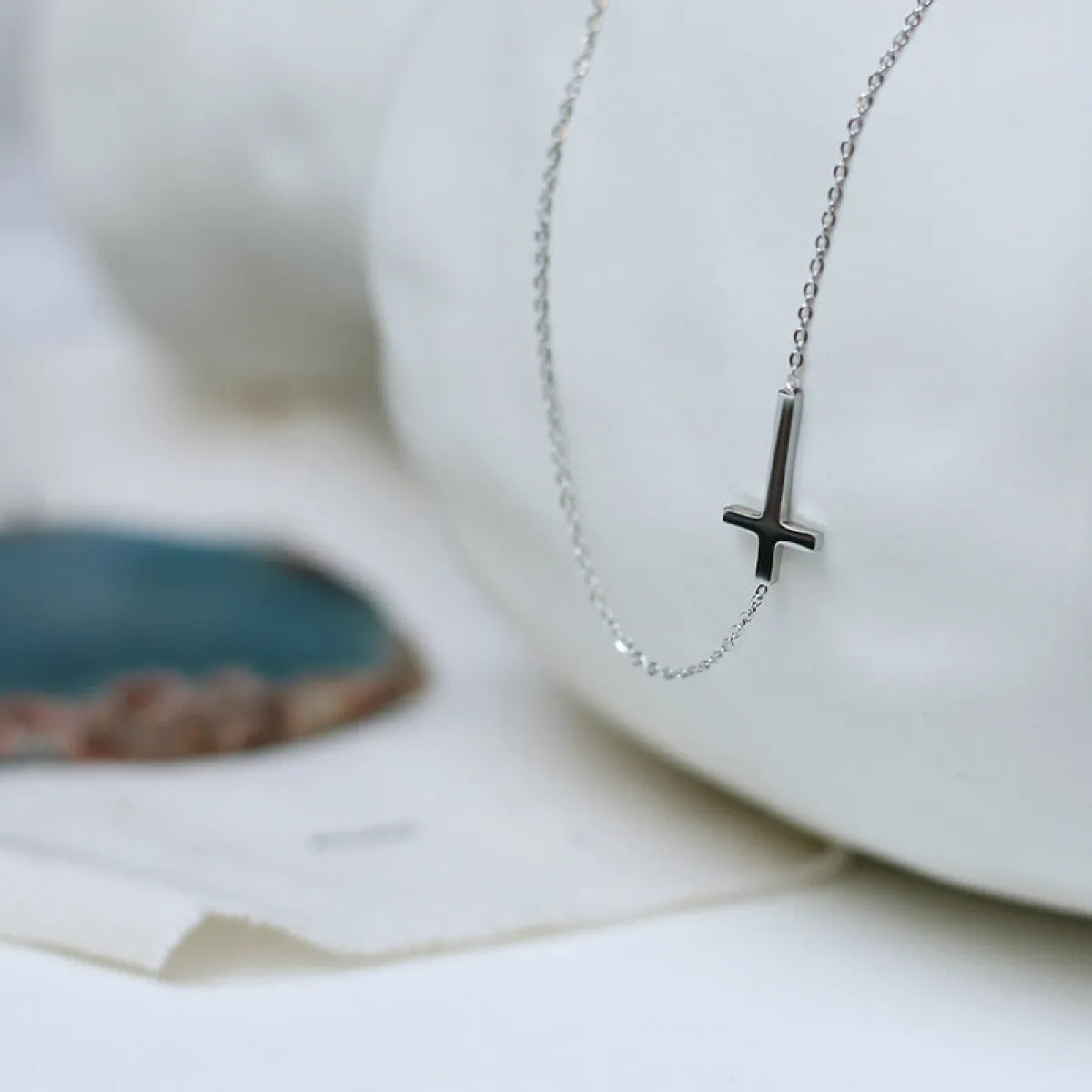 Nelly – Minimalistisches Kreuzhalsband aus Gold