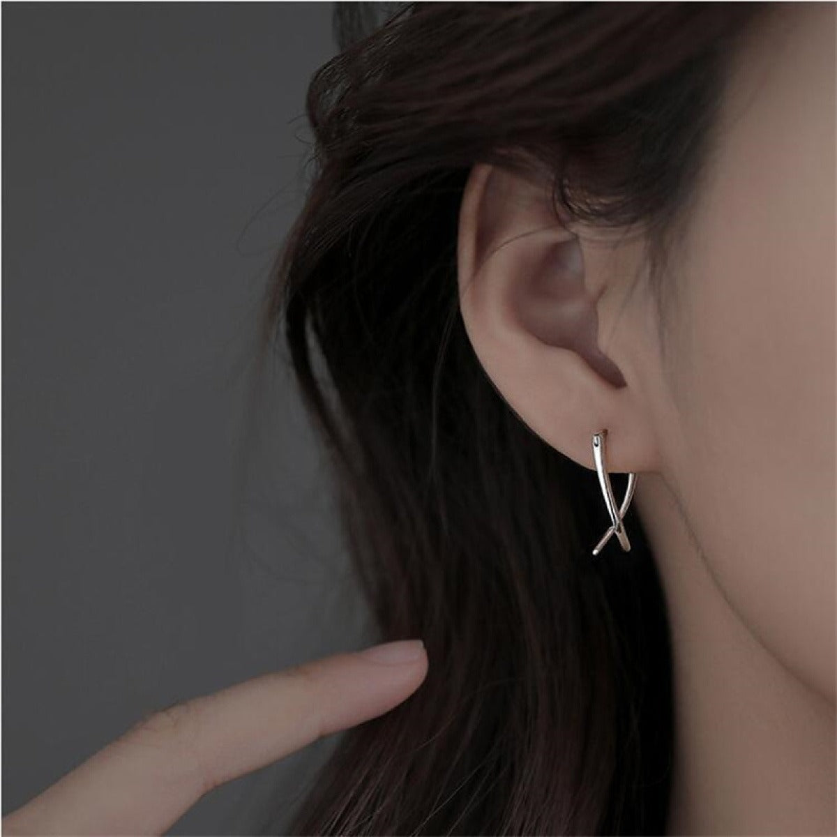 Emilie – Elegante Ohrringe mit gekreuzten Linien