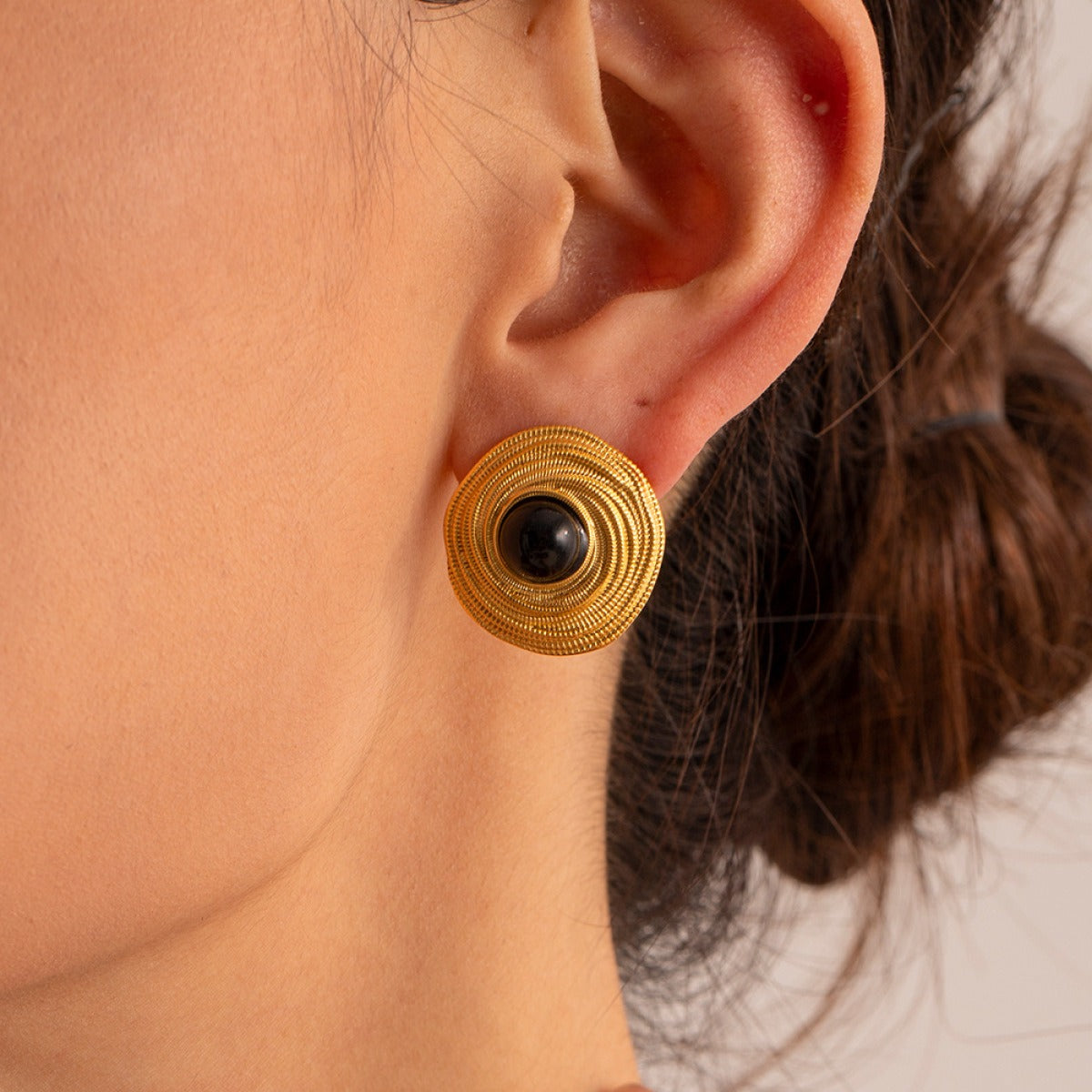 Carrie – Goldene Creolen mit schwarzem Onyx