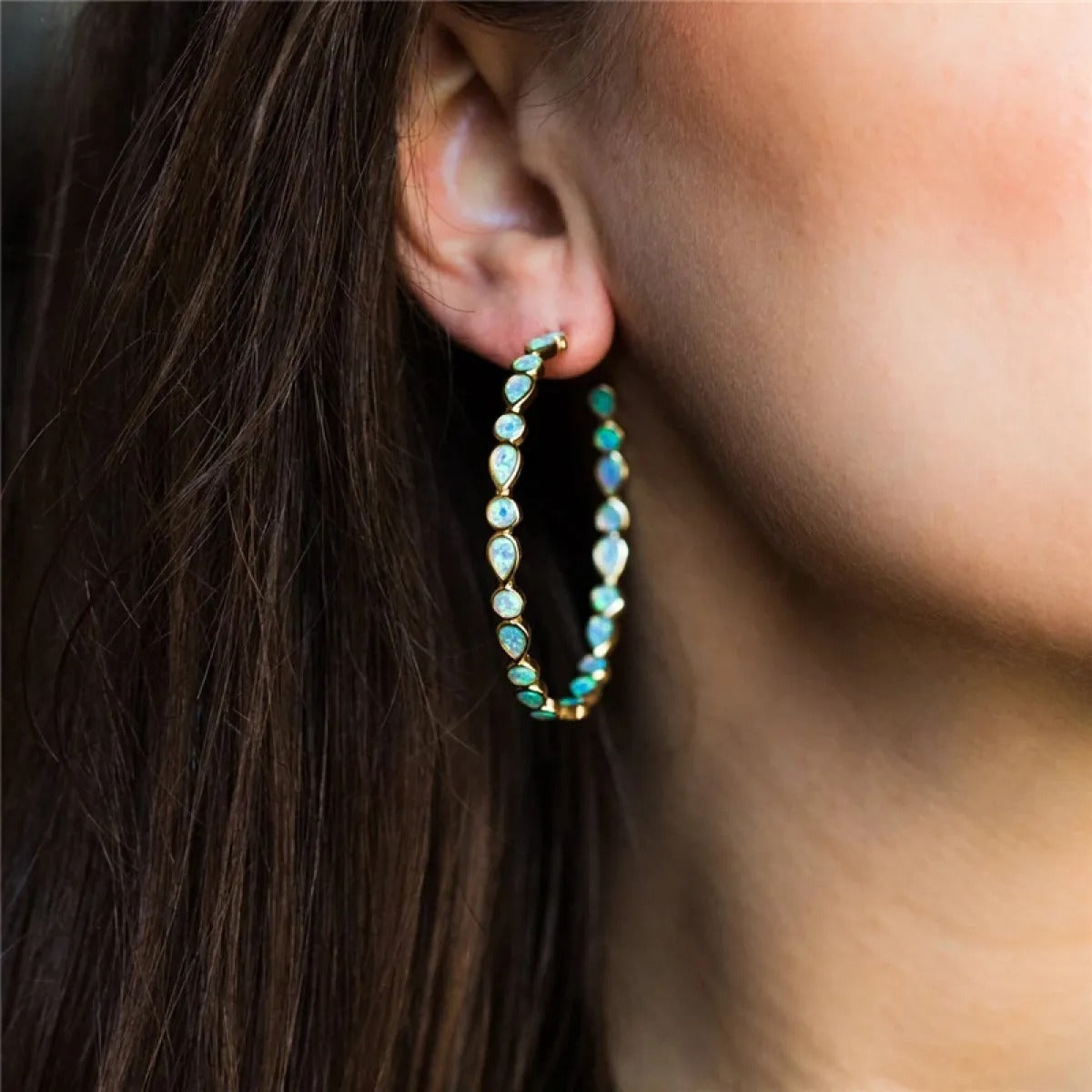 Raya – Vintage-goldene Creolen mit blauem Opal