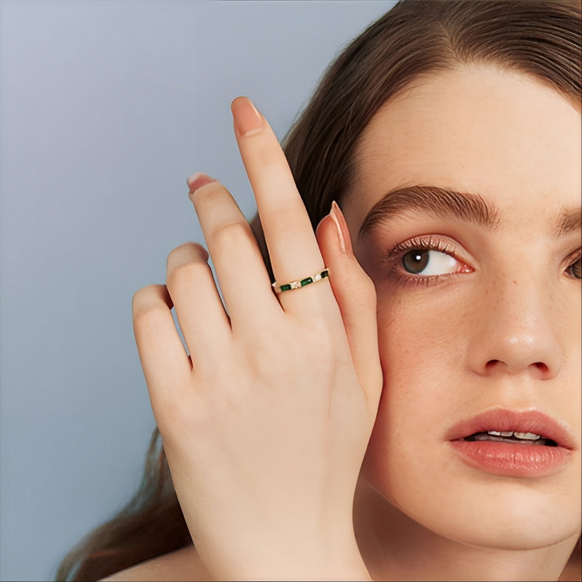 Sana – Vintage-goldener Ring mit eingearbeitetem grünem Zirkonia