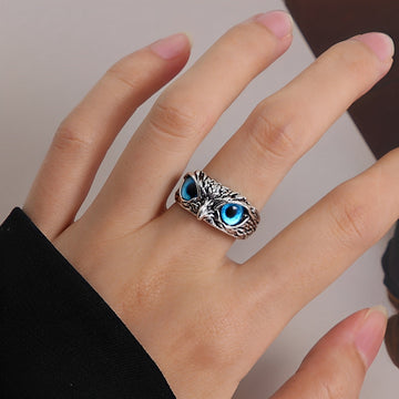 Niva – Verstellbarer Amulett-Ring aus Silber und Opal