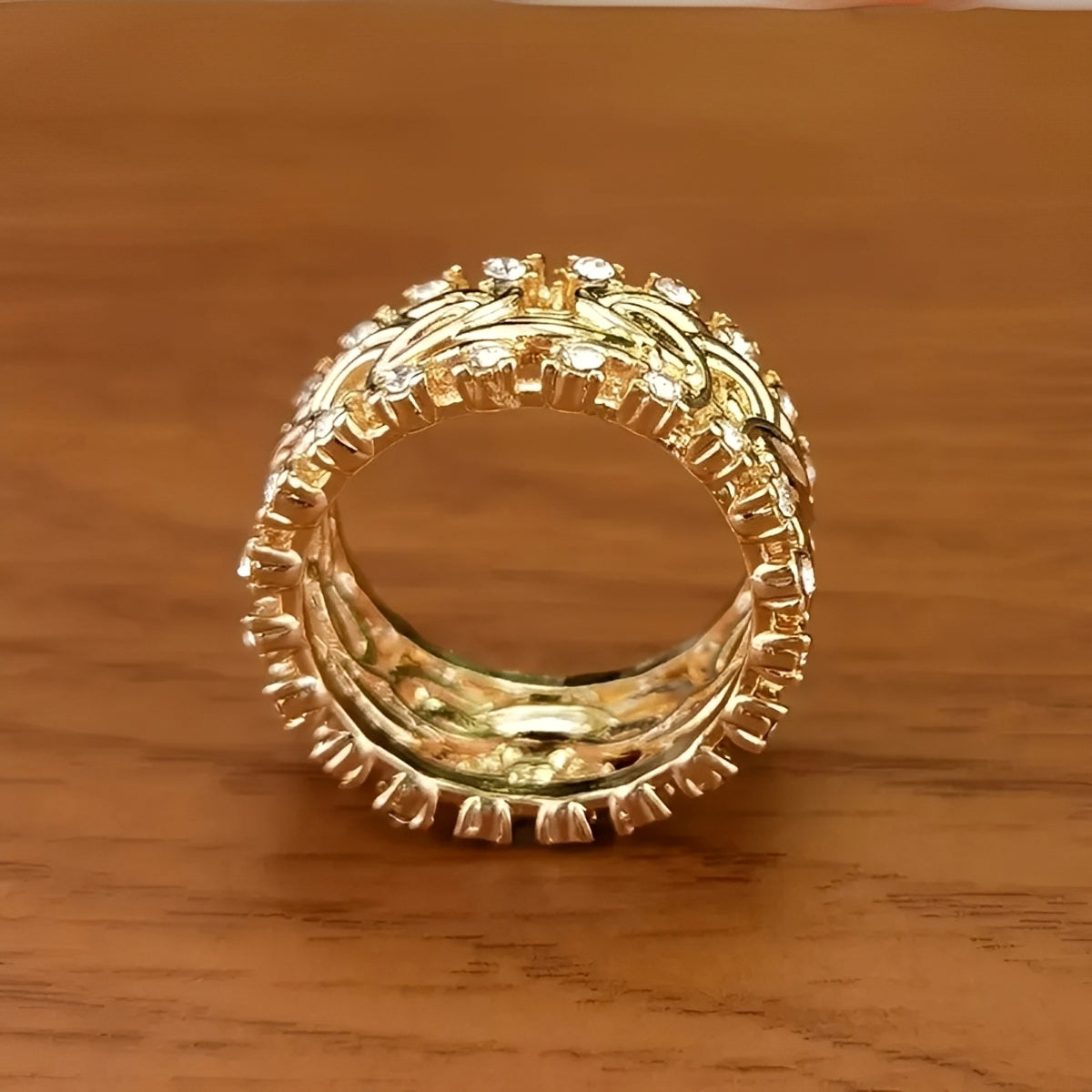 Lydia – Geflochtenes Goldschmuckstück mit Zirkonia