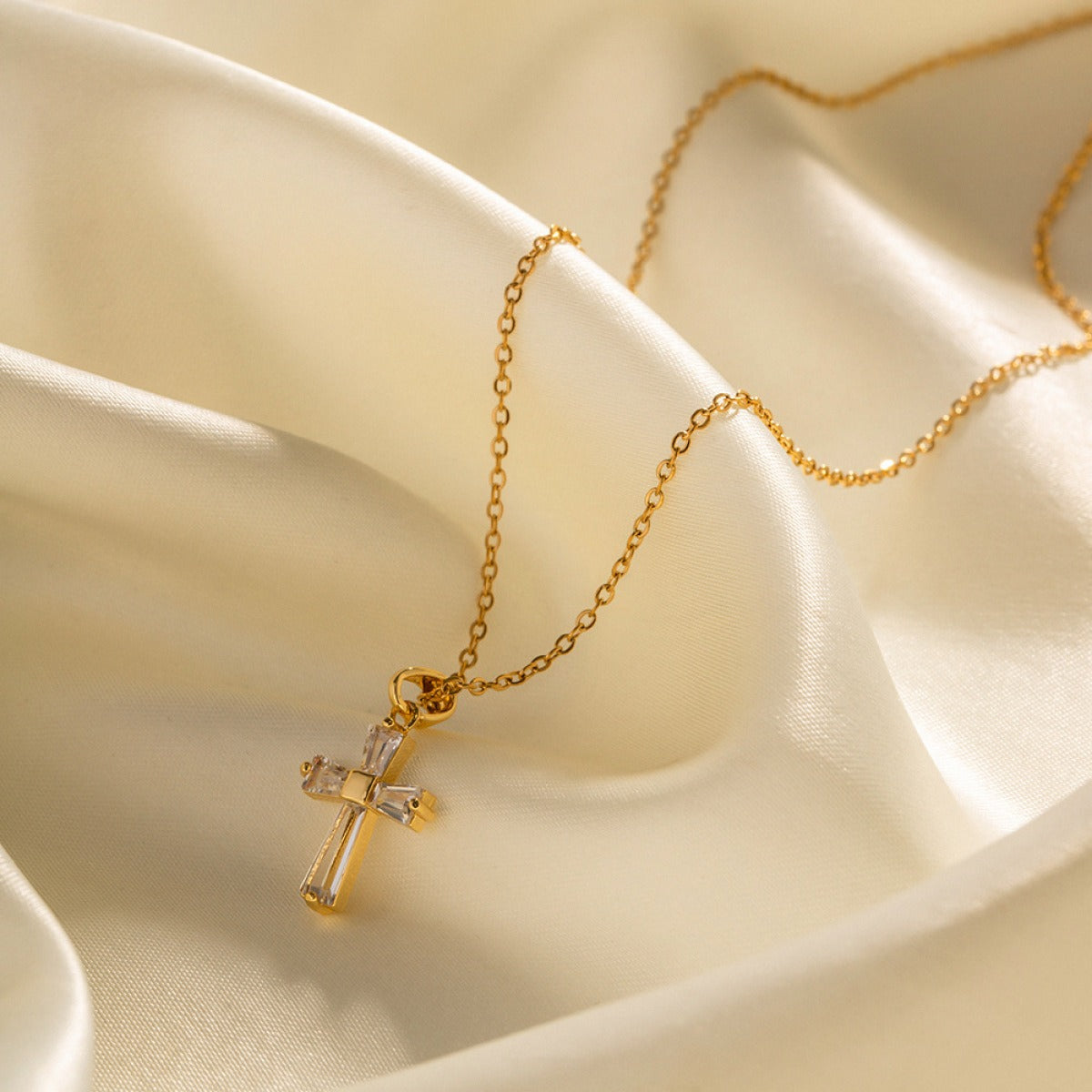 Mae – Goldene Halskette mit Zirkonia-Kreuz