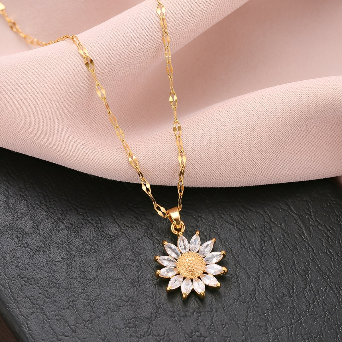 Manon – Glänzende Sonnenblumen-Halskette aus Gold