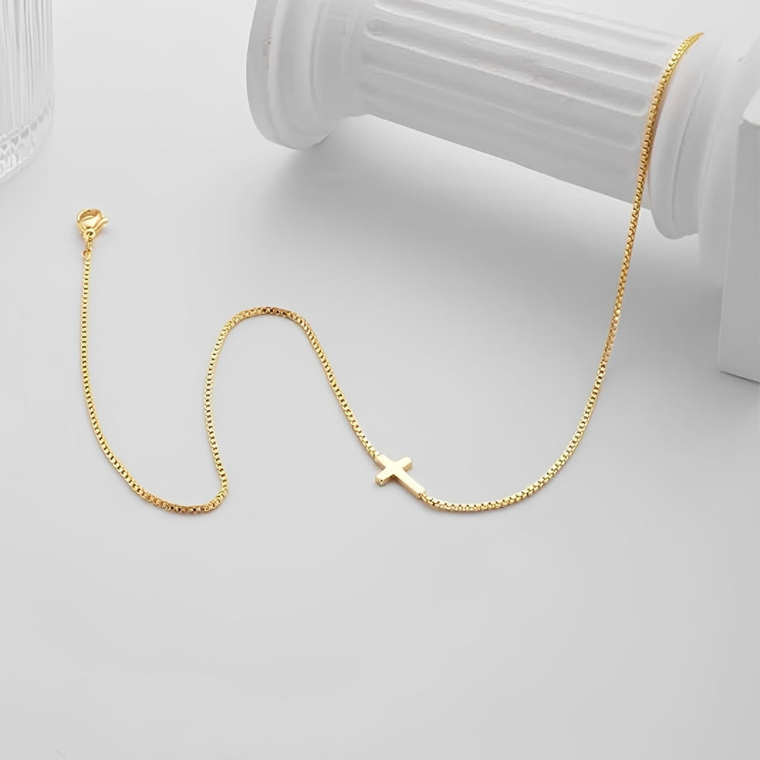Aurora – Halsband mit kleinem Kreuzanhänger