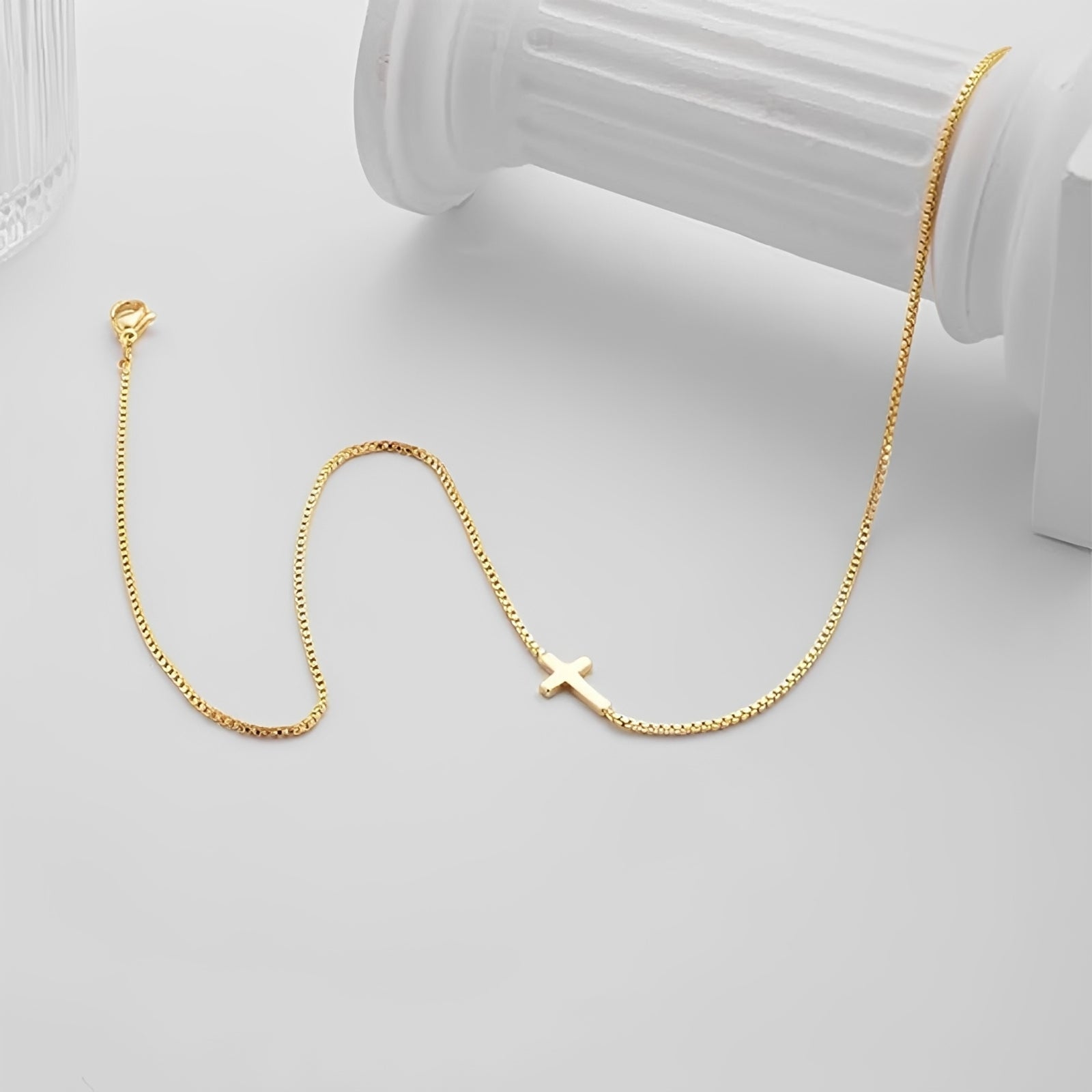 Aurora – Halsband mit kleinem Kreuzanhänger