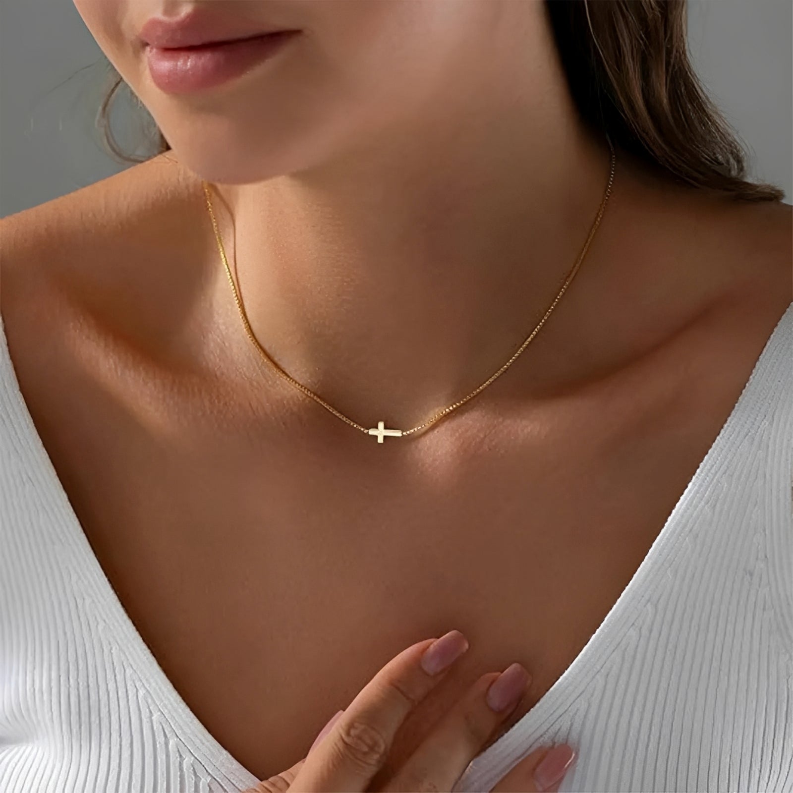 Aurora – Halsband mit kleinem Kreuzanhänger
